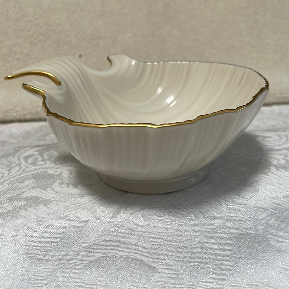 Lenox Ivory China Shell Shaped Footed Trinket, Candy, Nut Bowl - 24 kt Gold Trim - Picture 2 of 6